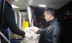 Kartal Belediyesi’nden vatandaşlara sıcak çorba ikramı