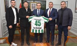 Kaymakam Güldoğan’a forma hediye ettiler