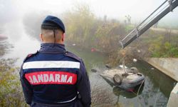 Kazada ölen arkadaşını araçta bırakıp kaçtılar