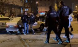 Kazada savrulan otomobil kaldırımdaki yayalara çarptı: 4 yaralı