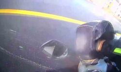 Kazayı burnu kanamadan atlatan motosikletlinin yardımına koşan sürücü yürekleri ısıttı