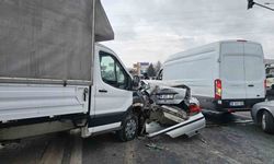 Kırmızı ışıkta duramayan kamyonet ortalığı savaş alanına çevirdi: 1’i ağır 3 yaralı