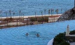 Kış ortasında havuz keyfi