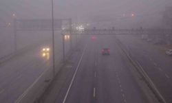 Kocaeli’de yoğun sis trafiği olumsuz etkiledi: Görüş mesafesi 75 metreye düştü