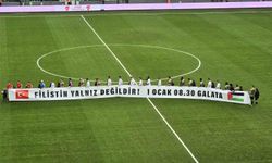 Kocaelispor-Erzurumspor maçında takımlar sahaya Filistin pankartıyla çıktı