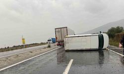 Kontrolden çıkan minibüs devrildi; 1 yaralı