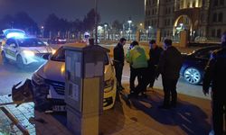 Kontrolü kaybedip trafik levhalarına çarptı: 1 yaralı