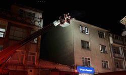 Konya’da 3 katlı binanın çatısında yangın paniği