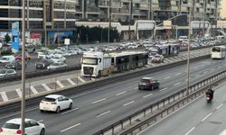 Küçükçekmece’de metrobüs yangını