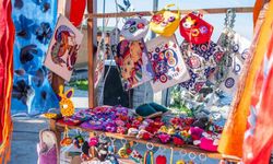 Kuşadası’nda kurulan yılbaşı pazarı rengarenk görünümüyle ilgi odağı oldu