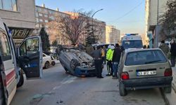 Kütahya’da park halindeki araçlara çarpan otomobil takla attı: 2 yaralı