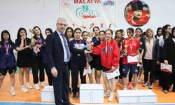 Malatya'da badminton ve futsal il şampiyonları kupalarını aldı