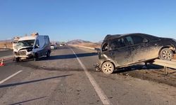 Malatya’da minibüs ile otomobil çarpıştı: 1’i ağır 3 yaralı