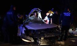 Malatya’da trambüs direğine çarpan araç kağıt gibi dağıldı: 1’i ağır 2 yaralı