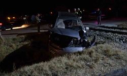 Malatya’da yük treni hemzemin geçitte otomobile çarptı: 5 yaralı