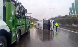 Maltepe’de servis minibüsü devrildi: 5 yaralı