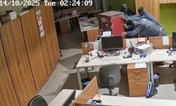 Manisa'da 2 milyon avroluk soygun kamerada: Çelik kasayı metrelerce sürüklediler