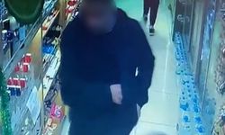 Marketten alkollü içecek çalan şahıs kameraya yakalandı