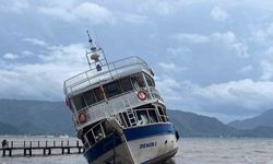 Marmaris’te iskeleye çarpan tekne karaya oturdu