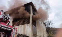 Meyve kasalarının bulunduğu depo küle döndü