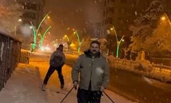 Muş'ta kar eğlenceye dönüştü: İstasyon Caddesi'nde kayak keyfi