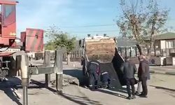 Okul bahçesinde çökme sonucu çukura düşen kamyon vinçle çıkarıldı