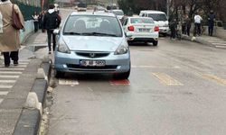 Okul önündeki yaya geçidine park araç tepki topladı