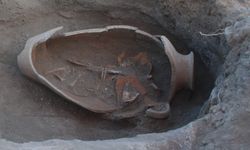 Oluz Höyük'te Fenikelilerin izine rastlandı: İnsan başlı cam boncuklar ve küpten bebek mezarları bulundu