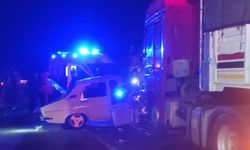 Otomobil tırlarla çarpıştı: 1 ölü, 1 yaralı