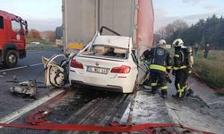 Otomobiliyle tırın altına giren 18 yaşındaki sürücü hayatını kaybetti