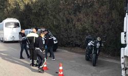 Park halindeki aracının yanında beklerken işçi servisi çarptı