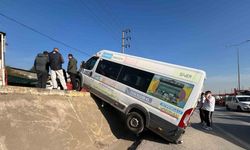 Park halindeki minibüs duvardan yolun kenarına düşerek asılı kaldı