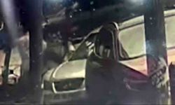 Park halindeki otomobilin dikiz aynasını tekme atıp kırdı