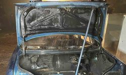 Park halindeyken yanan otomobil kullanılamaz hale geldi