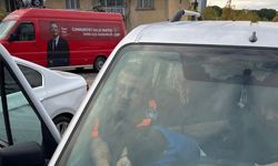 Parmakları aracın havalandırmasına sıkışan çocuğu itfaiye kurtardı