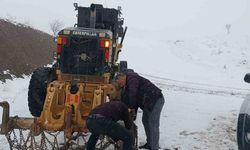Pervari’de grup köy yolu kardan kapandı