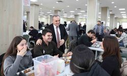 Rektör Prof. Dr. Altun, öğrenciler ile yemek yedi