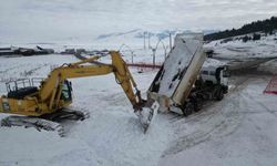 Sarıkamış'ta asker heykellerin yapımı için kar taşınıyor