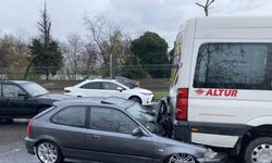 Sarıyer’de kontrolden çıkan otomobil servis aracının altına girdi: 1 yaralı