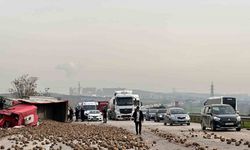 Şeker pancarı yüklü tır 2 araca çarpıp devrildi: 1’i ağır 5 yaralı