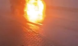 Seyir halindeki araç yanarak hurdaya döndü