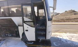 Seyir halindeki işçi servisi alev aldı