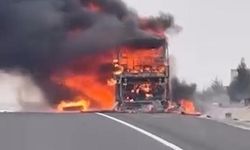 Seyir halindeki yolcu otobüsü alev alev yandı: 25 yolcu son anda kurtuldu