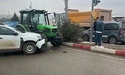 Siirt’te traktörle otomobil çarpıştı