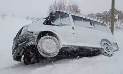 Siirt'te yolda kalan araç ve ambulans kurtarıldı