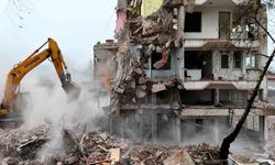 Sındırgı’da deprem sonrası yıkımlar yeniden başladı