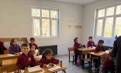 Sınırdaki öğrencilere pasta sürprizi