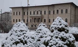 Sivas'ta beklenen kar yağdı, Tarihi Kent Meydanı beyaza büründü