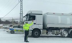 Sivas'ta etkili olan kar ulaşımda aksamalara neden oldu