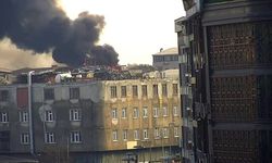 Sultangazi Cebeci Mahallesi’nde bir binanın çatısında yangın çıktı. Can pazarının yaşandığı yangına itfaiye ekipleri müdahale ederken, bölgeye çok sayıda ekip sevk edildi.